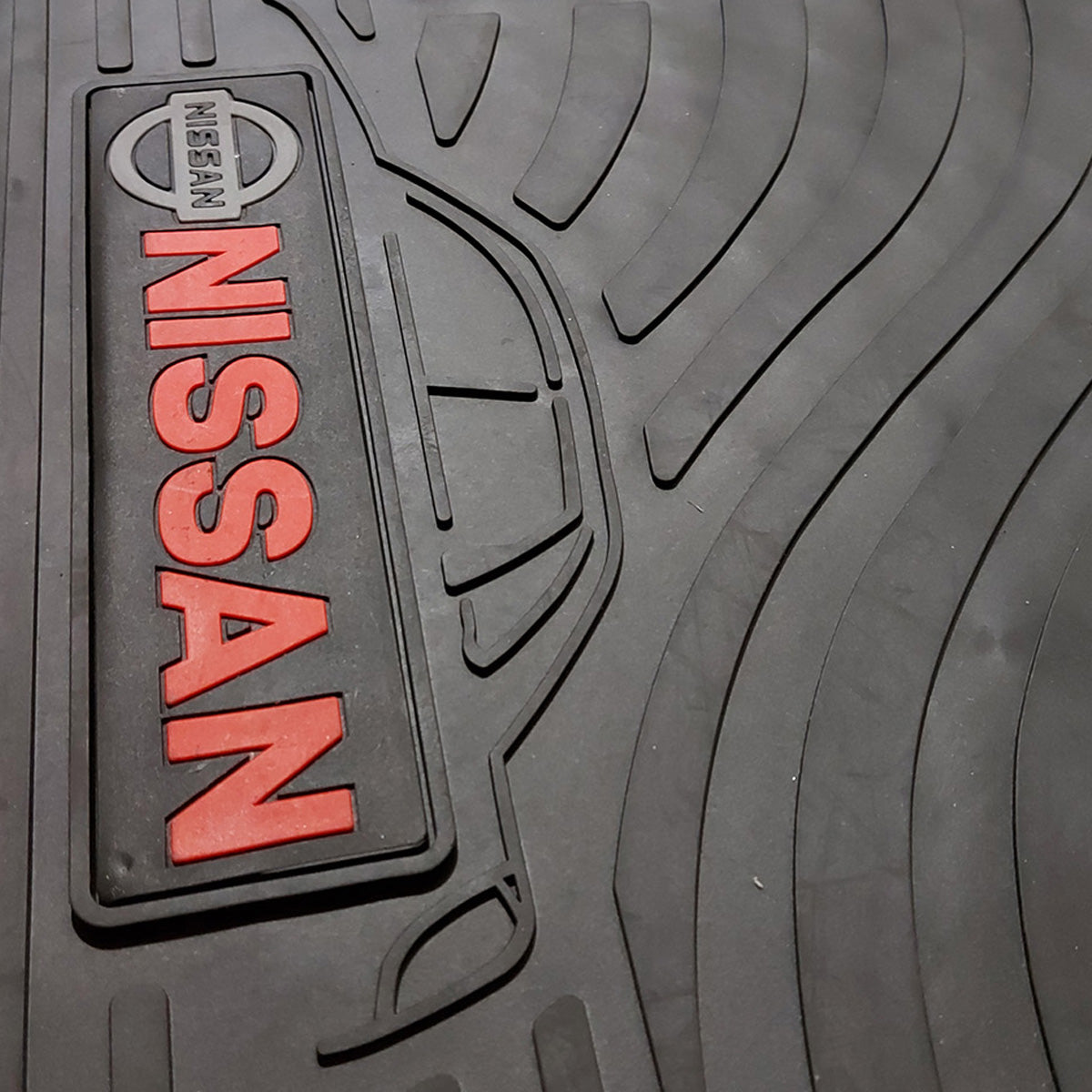 Juego de Alfombras Nissan para autos en goma